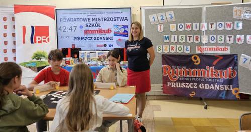 Uczestnicy podczas zmagań przy stolikach.