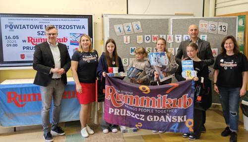 Dzieci i organizatorzy podczas wręczania nagród.