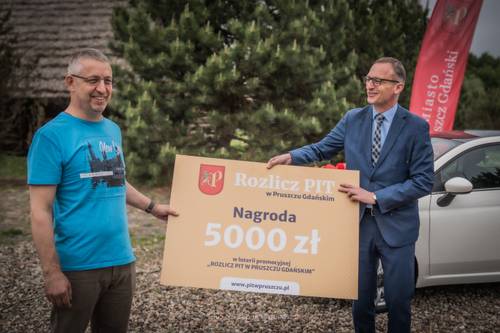Laureat nagrody pieniężnej z voucherem w towarzystwie Burmistrza Pruszcza Gdańskiego