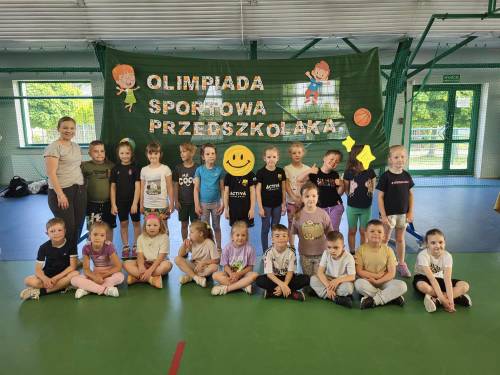 Grupa przedszkolna wraz z opiekunami.