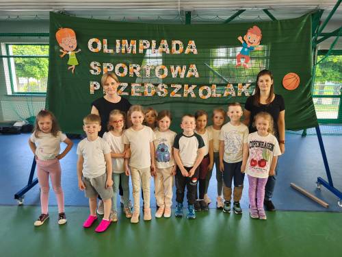 Grupa przedszkolna wraz z opiekunami.