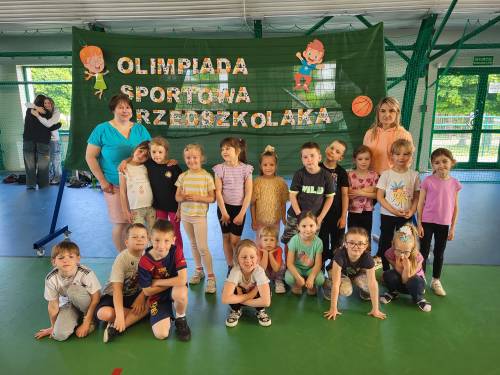 Grupa przedszkolna wraz z opiekunami.