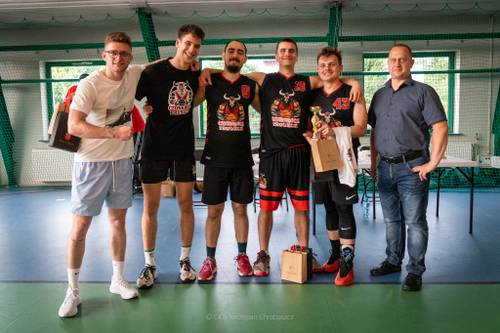 Drużyna na wspólnym zdjęciu z organizatorami.