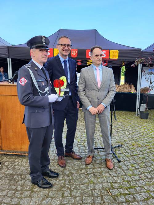 Nagrodzony Piotr Pitak w towarzystwie burmistrzów Janusza Wróbla i Jerzego Kulki