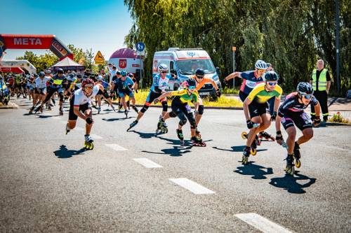 Uczestnicy półmaratonu rolkarskiego podczas wyścigu