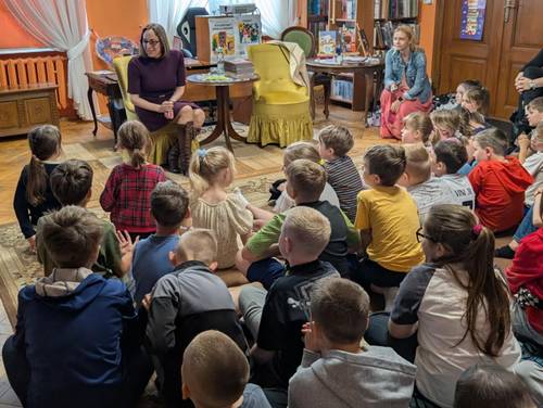 Dzieci w bibliotece podczas Festiwalu Książki Dziecięcej