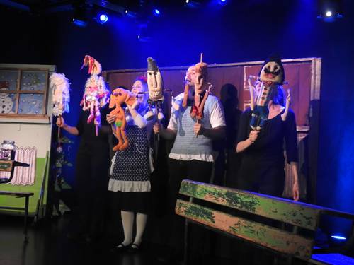 Przedstawienie Teatru Czwarte Miasto Szkolne przygody Tosi i Plastusia; na scenie kilkoro bohaterów