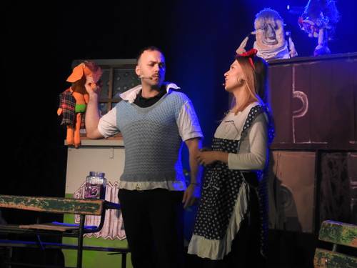 Przedstawienie Teatru Czwarte Miasto Szkolne przygody Tosi i Plastusia; na scenie aktorka i aktor z Plastusiem