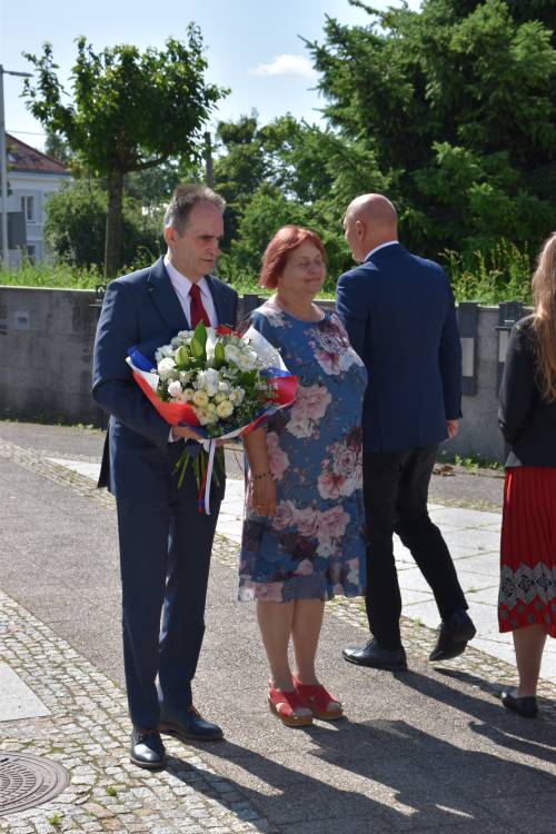 Kwiaty składają: Przewodnicząca Rady Miasta Pruszcza Gdańskiego Małgorzata Czarnecka-Szafrańska, Zastępca Burmistrza ds. Społecznych Jerzy Kulka.