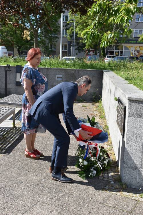 Kwiaty składają: Przewodnicząca Rady Miasta Pruszcza Gdańskiego Małgorzata Czarnecka-Szafrańska, Zastępca Burmistrza ds. Społecznych Jerzy Kulka.
