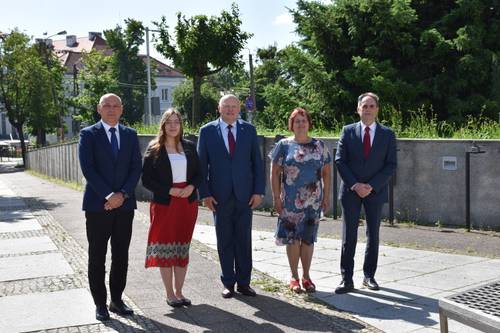 Zdjęcie delegatów: Przewodnicząca Rady Miasta Pruszcza Gdańskiego Małgorzata Czarnecka-Szafrańska, Zastępca Burmistrza ds. Społecznych Jerzy Kulka, Starosta Gdański Jarosław Karnath, Wicestarosta Weronika Wróbel, Przewodniczący Rady Powiatu Piotr Ołowski