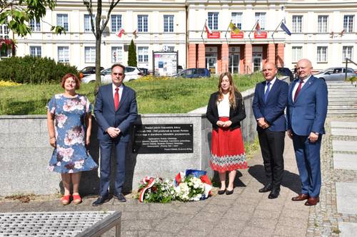 Kwiaty złożyli: Przewodnicząca Rady Miasta Pruszcza Gdańskiego Małgorzata Czarnecka-Szafrańska, Zastępca Burmistrza ds. Społecznych Jerzy Kulka, Starosta Gdański Jarosław Karnath, Wicestarosta Weronika Wróbel, Przewodniczący Rady Powiatu Piotr Ołowski