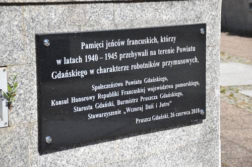 Tablica upamiętniająca francuskich jeńców wojennych, którzy w latach 1940–1945 przebywali na terenie Powiatu Gdańskiego jako robotnicy przymusowi.