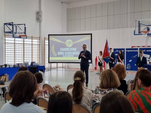 Burmistrz Pruszcza Gdańskiego na zakończeniu roku szkolnego klas ósmych w Szkole Podstawowej nr 2