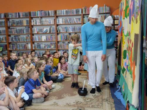 Przedstawienie w bibliotece, na scenie dwóch Smerfów i chłopiec z widowni