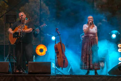 Na scenie gitarzysta i wokalistka zespołu Dom o Zielonych Progach