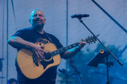 Gitarzysta zespołu Dom o Zielonych Progach na scenie