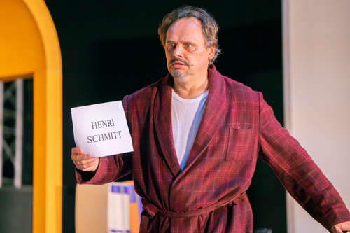 Przedstawienie teatralne Kim jest pan Schmitt? Na scenie aktor Teatru Wybrzeże
