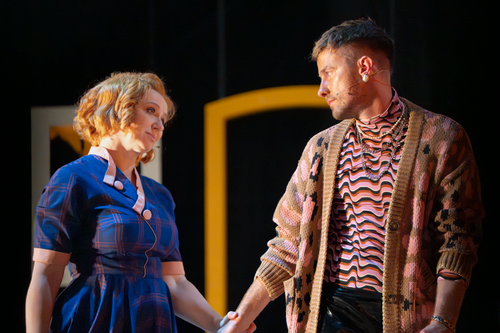 Przedstawienie teatralne Kim jest pan Schmitt? Na scenie aktorka i aktor Teatru Wybrzeże