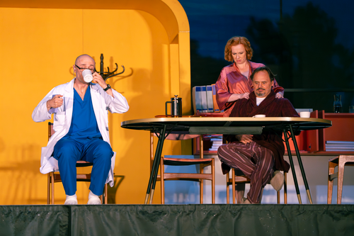 Przedstawienie teatralne Kim jest pan Schmitt? Na scenie dwaj aktorzy i aktorka Teatru Wybrzeże