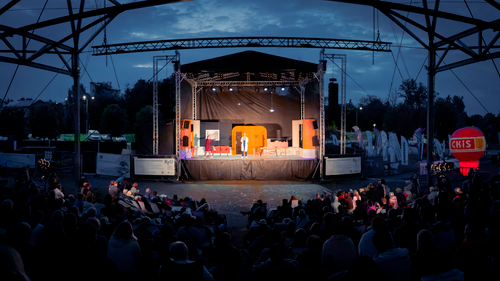 Przedstawienie teatralne Kim jest pan Schmitt? Na zdjęciu scena i zgromadzona publiczność