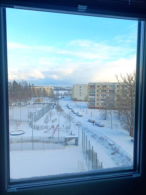 Widok z okna na plac zabaw.