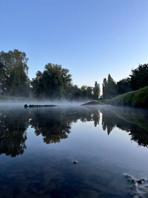 Plaża miejska z wody. Widok za mgłą.