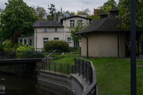 Kanał Raduni i budynki.