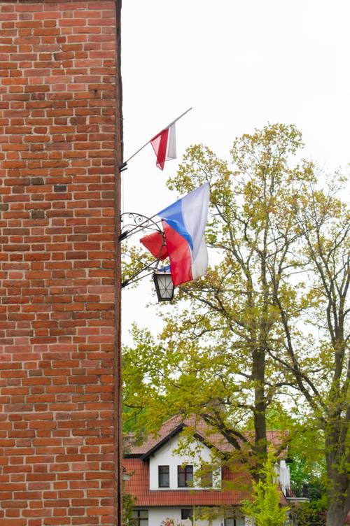 Flagi na ceglanej ścianie.