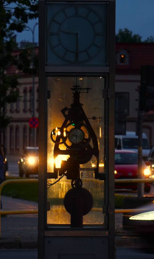 Pruszcz Gdański nocą - zegar.