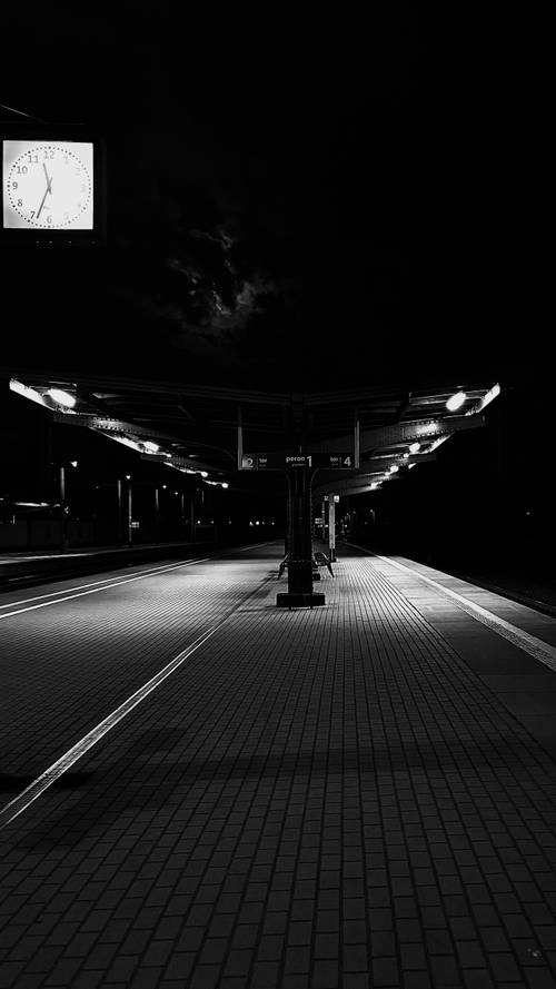 Pruszcz Gdański nocą - peron kolejowy.