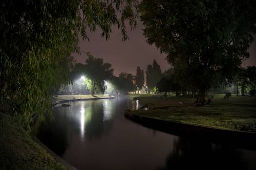 Pruszcz Gdański nocą - kanał Radunii.
