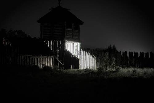 Pruszcz Gdański nocą - palisada Faktorii.