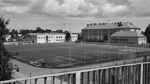 Stadion przy ZSO1 - zdjęcie czarni-białe.