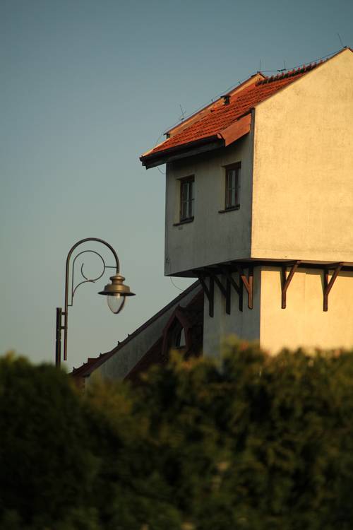 Zbliżenie na dom i latarnie.
