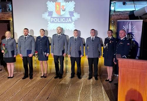 Na zdjęciu funkcjonariusze i funkcjonariuszki Policji