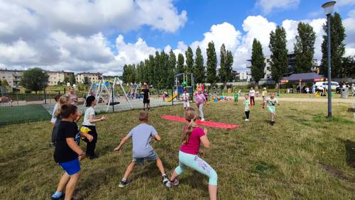 Gry i zabawy ruchowe dzieci na świeżym powietrzu