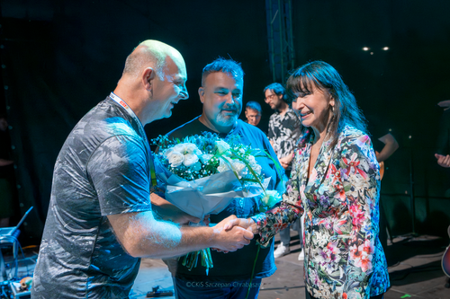 Krystyna Giżowska otrzymuje kwiaty od dwóch panów