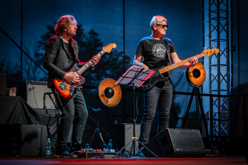 Na scenie dwaj gitarzyści z zespołu Krystyny Giżowskiej