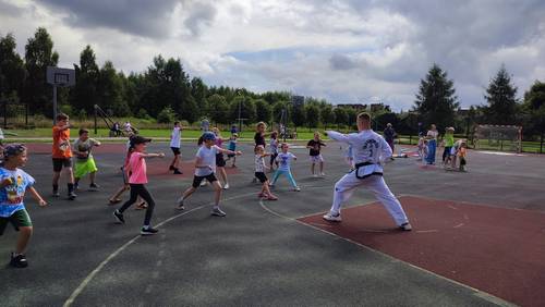 Dzieci trenują taekwondo