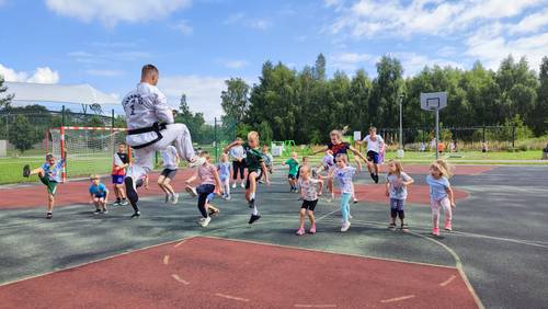 Dzieci trenują taekwondo