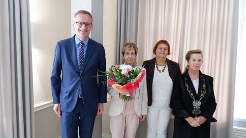 Na zdjęciu jubilatka w towarzystwie burmistrza Pruszcza Gdańskiego, przewodniczącej Rady Miasta oraz kierownik USC