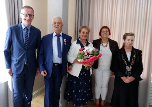 Na zdjęciu jubilaci w towarzystwie burmistrza Pruszcza Gdańskiego, przewodniczącej Rady Miasta oraz kierownik USC