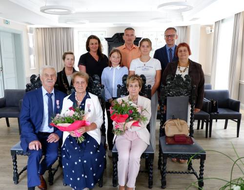 Na zdjęciu jubilaci w towarzystwie rodziny, burmistrza Pruszcza Gdańskiego, przewodniczącej Rady Miasta i kierownik USC