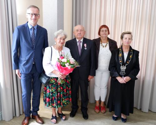 Na zdjęciu jubilaci w towarzystwie burmistrza Pruszcza Gdańskiego, przewodniczącej Rady Miasta oraz kierownik USC