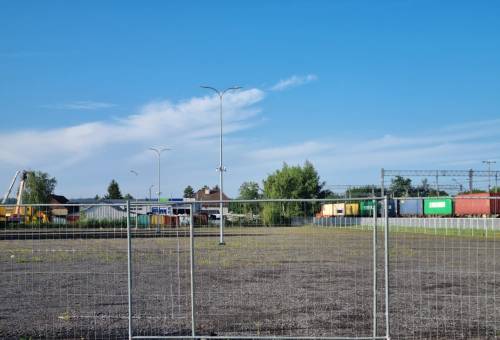 Ogrodzona działka, na której powstanie nowy parking