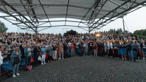 Publiczność zgromadzona w Parku Faktoria, aby obejrzeć spektakl Nora