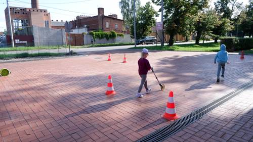 Dziecko mierzy pokonywaną odległość za pomocą odpowiedniego przyrządu przyrządu