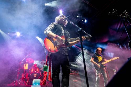 Wokalista zespołu T.REX z gitarą - na scenie