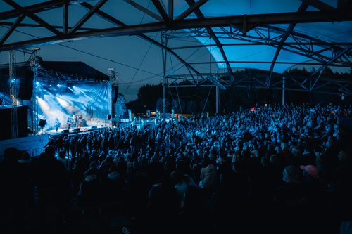 Koncert zespołu T.REX - widać publicznść zgromadzoną w amfiteatrze